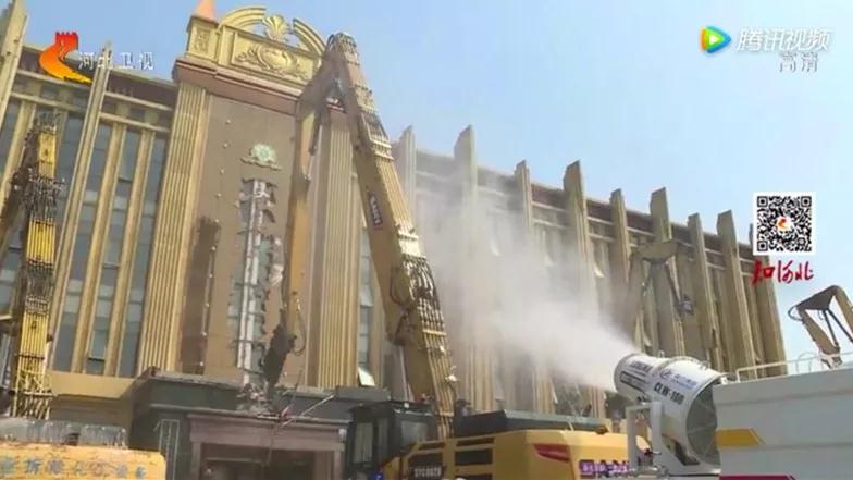 程力抑塵車助力雄安綠色環(huán)保第一拆大顯身手，被央視等電視臺主流媒體重點報道