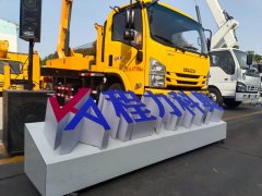 自主研發(fā)生產首款智能化4.5萬伏絕緣高空作業(yè)車